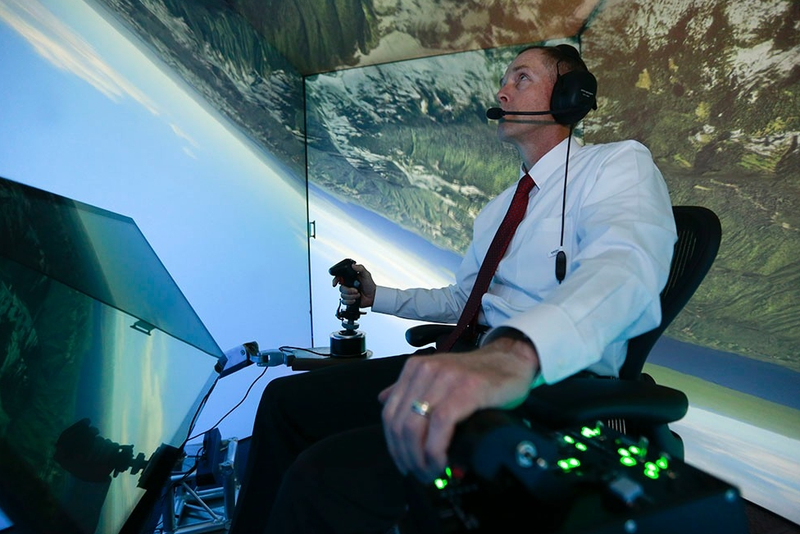 Foto: Gene Lee en los controles del simulador de vuelo. Crédito: Lisa Ventre / Universidad de Cincinnati.